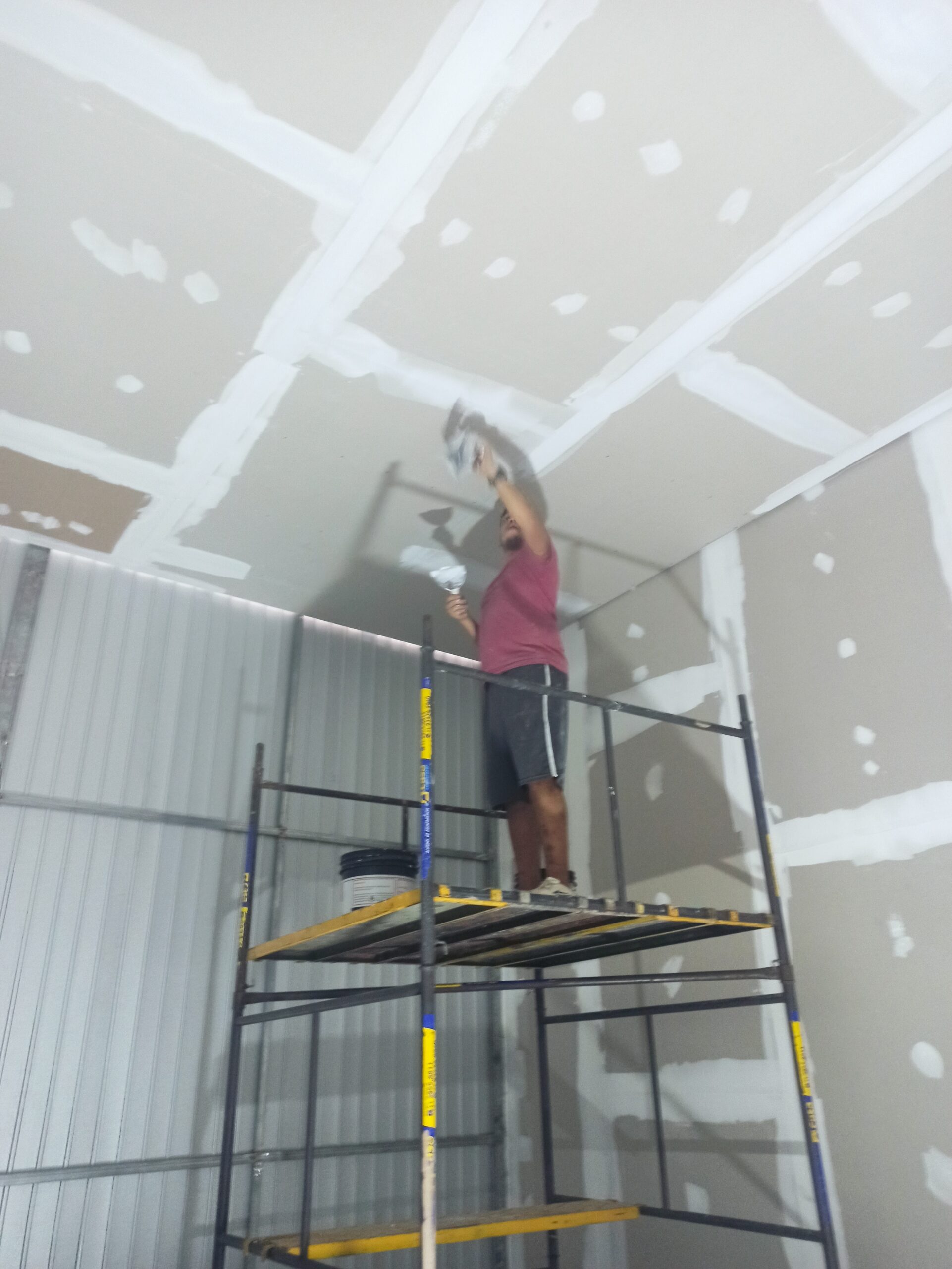 Nós na Alex do Gesso valorizamos cada detalhe para garantir o acabamento e finalização impecáveis em nossos projetos. Nossa equipe de profissionais especializados trabalha com dedicação e cuidado para alcançar a perfeição em cada aspecto da decoração em gesso.