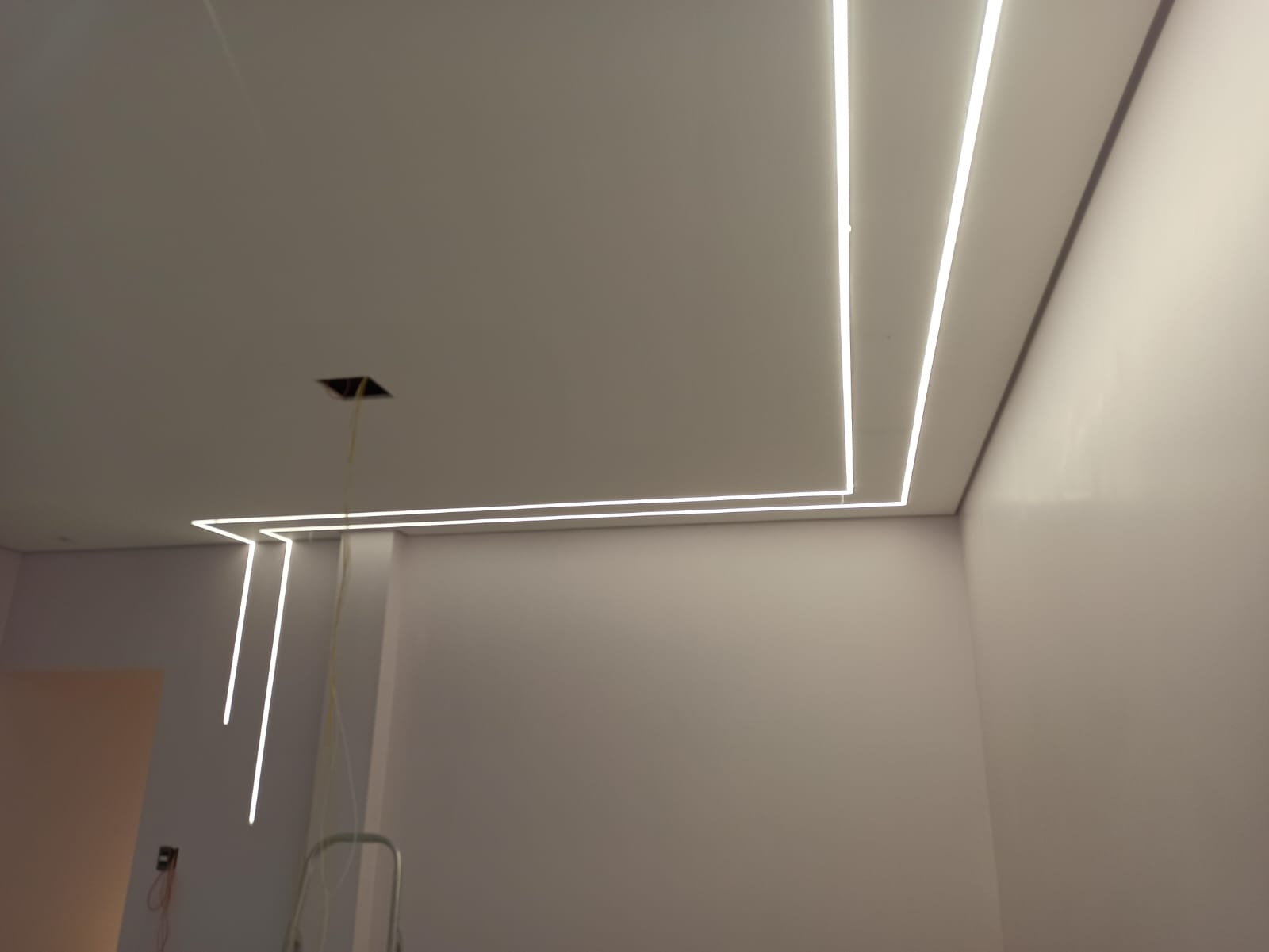 Descubra a nova tendência em iluminação: a tecnologia inovadora de luzes embutidas na parede. Com um design discreto e elegante, essas luminárias proporcionam uma iluminação suave e envolvente, realçando o ambiente de forma única. 