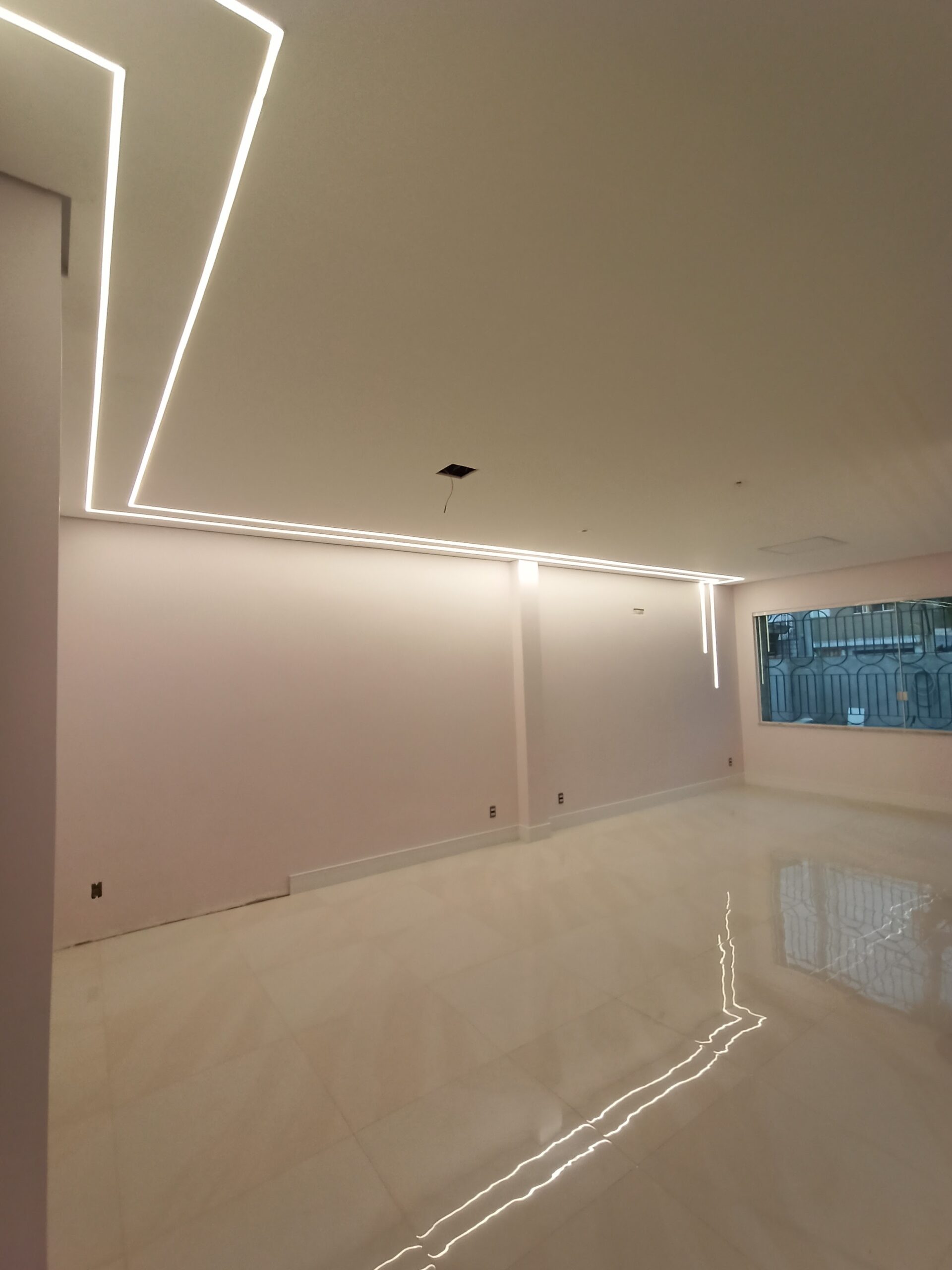 Descubra a nova tendência em iluminação: a tecnologia inovadora de luzes embutidas na parede. Com um design discreto e elegante, essas luminárias proporcionam uma iluminação suave e envolvente, realçando o ambiente de forma única. 