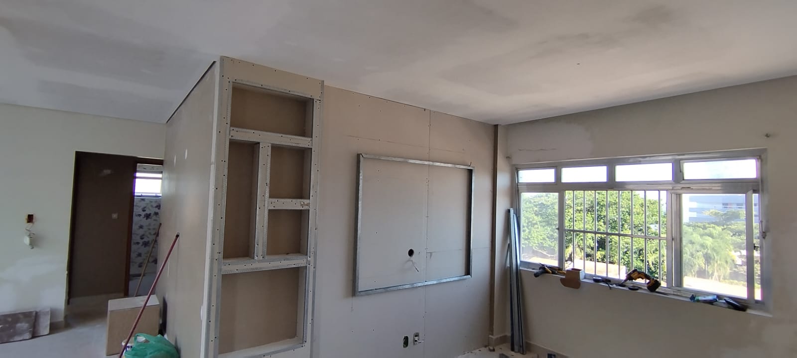 Encante-se com um painel de TV único e sofisticado feito com gessoa. Com um design exclusivo, esse painel se destaca pela elegância e funcionalidade, proporcionando um visual moderno e organizado ao seu ambiente.
