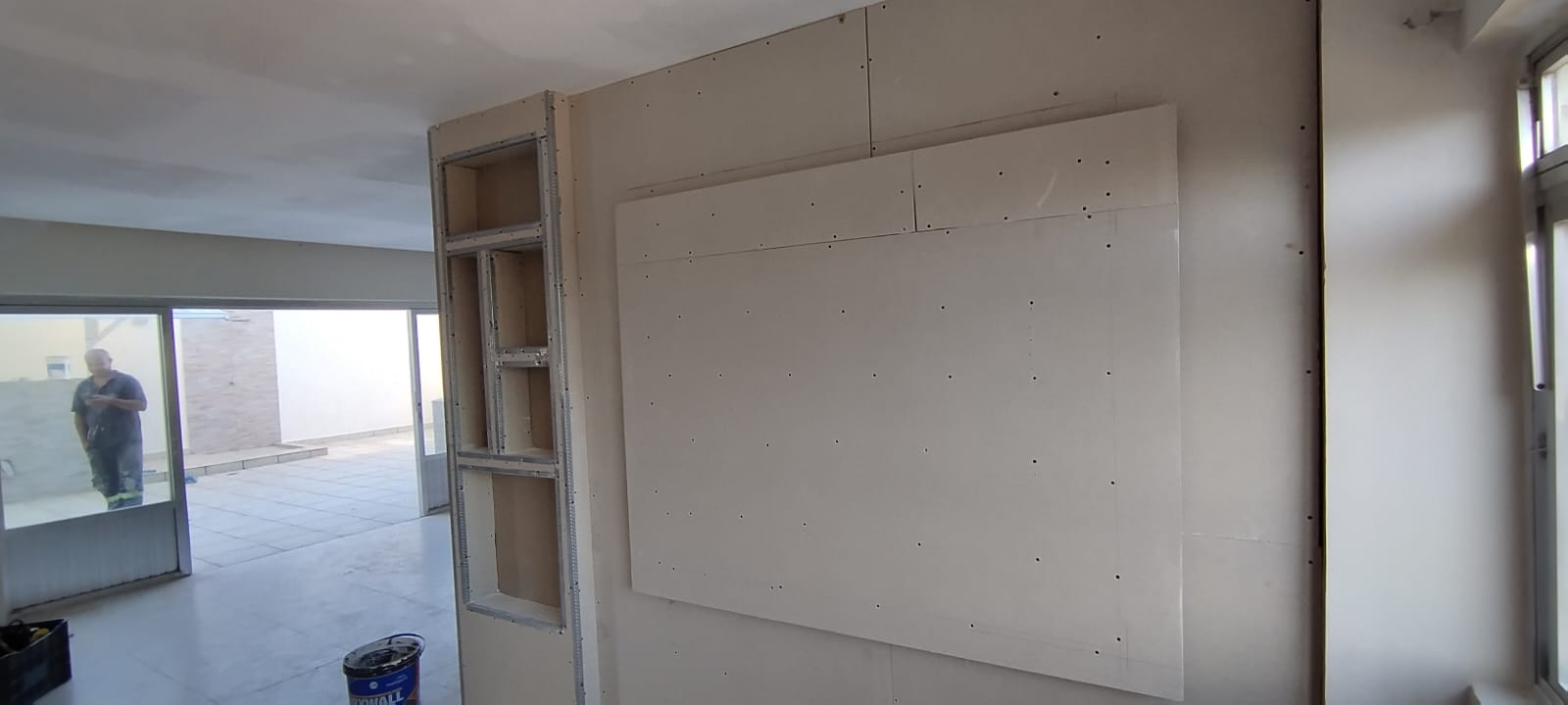 Encante-se com um painel de TV único e sofisticado feito com gessoa. Com um design exclusivo, esse painel se destaca pela elegância e funcionalidade, proporcionando um visual moderno e organizado ao seu ambiente.