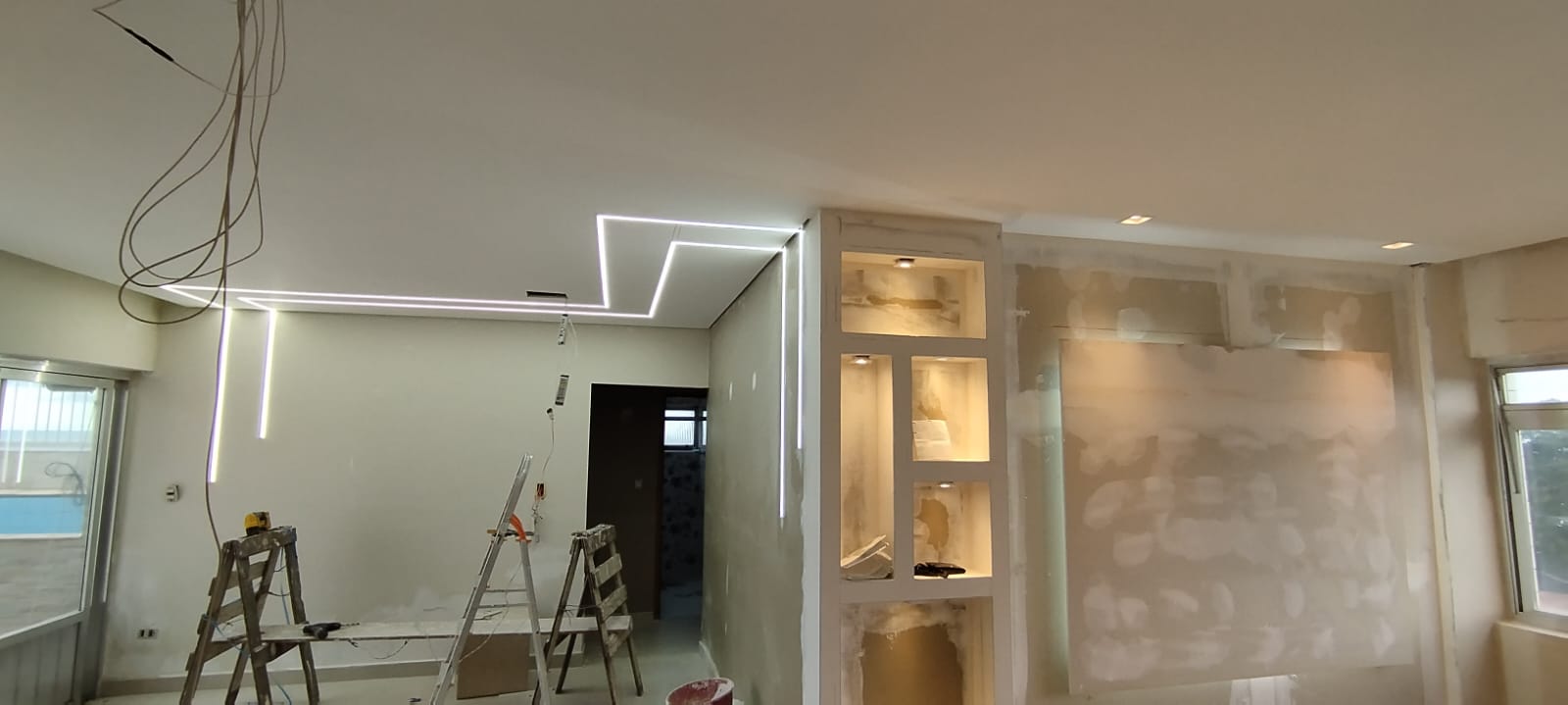 Encante-se com a elegância de um painel de TV em gesso, integrado harmoniosamente à decoração. Com detalhes sofisticados e nichos funcionais, esse painel se torna o destaque perfeito para sua sala, proporcionando um ambiente acolhedor e moderno. Deixe a Alex do Gesso transformar seu espaço em um cenário de beleza e encanto.